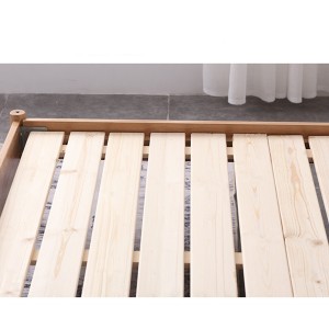 Cama de madeira maciça bem organizada