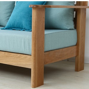 Drzne noge kavča iz masivnega lesa imajo večjo nosilnost