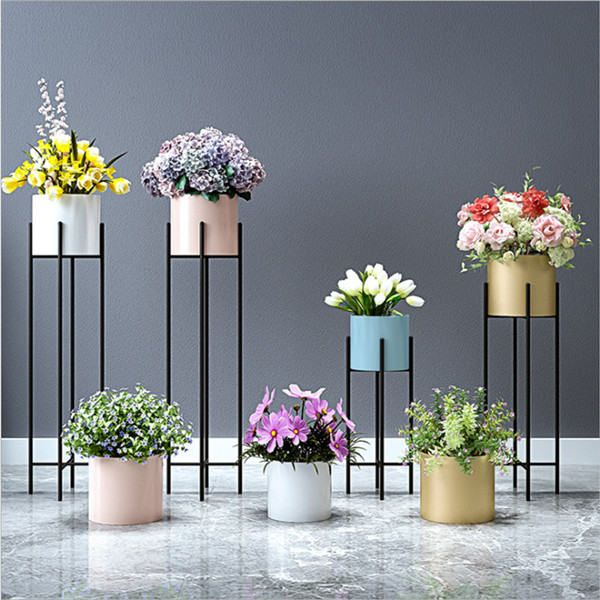 The metal flower stand set provides a simple and gorgeous way to illuminate your environment. It is very suitable for indoor potted indoor plants and will help you modernize plant display. The bucket-style flower pots also have two-color shelves for us to choose from, black and gold. The height of the brackets is staggered to provide space for the leaves of plants to fall. The lightweight design makes it easy to carry and very easy to install. The flower pots and shelves are made of high-quality metal and are very durable. This flower stand will help you create a beautiful display stand for your plants in a covered porch or internal living space, making you feel at home.