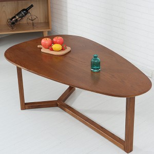 Soffbordet i valnötsmango är lugnt och elegant och det är en möbel av hög kvalitet som kan matchas på många sätt.