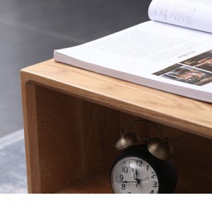 میز کناری اتاق نشیمن از چوب جامد بلوط سفید را می توان با هر مبلمان سبکی بدون مزاحمت ست کرد.