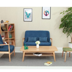 A mesa de centro de dobre capa e o sofá son elegantes e sinxelos.