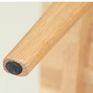 De verdikte houten poten hebben een slijtvast design aan de onderkant om het hout zelf beter te beschermen.