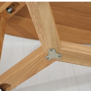 O robusto deseño triangular da pata da mesa garante a estabilidade e firmeza da mesa.