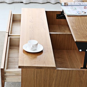 Klubsko mizico iz masivnega lesa velike prostornine je mogoče dvigniti in spustiti, prostor za shranjevanje pa je po dviganju večji.