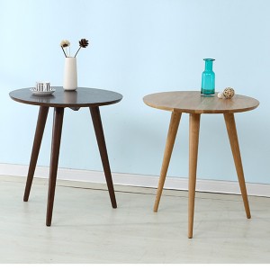 Mesa redonda de nogueira + mesa redonda de madeira maciza de carballo branco simple e xenerosa.