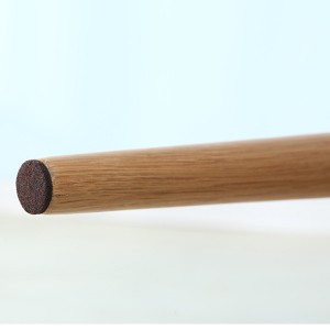 As arrojadas pernas de madeira maciça são projetadas com pernas de garfo artísticas, que são elegantes e práticas.