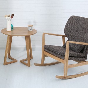 ניתן להתאים את השולחן העגול הקטן לפנאי מעץ מלא משולב רגליים עם סוגים שונים של רהיטים.