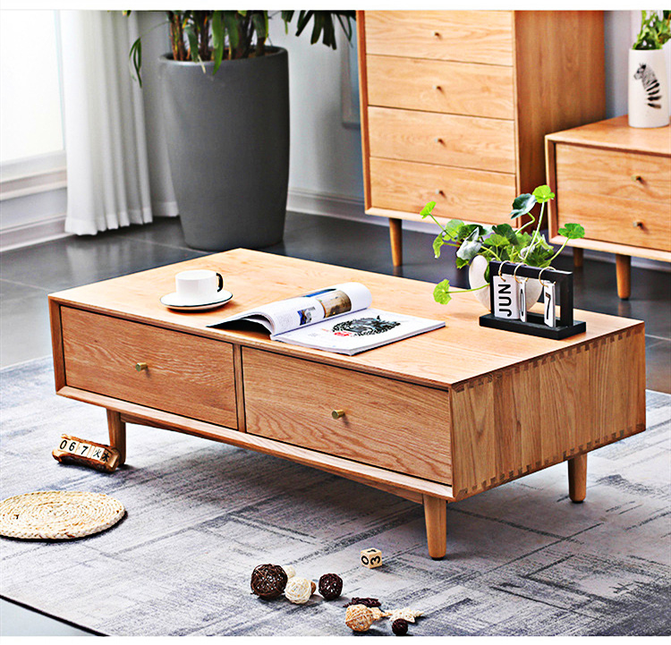 De eenvoudige Nordic salontafel met vier lades is gemaakt van natuurlijk massief hout, stijlvol en genereus